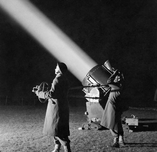 ATS-officers-in-training-operate-a-searchlight-1944